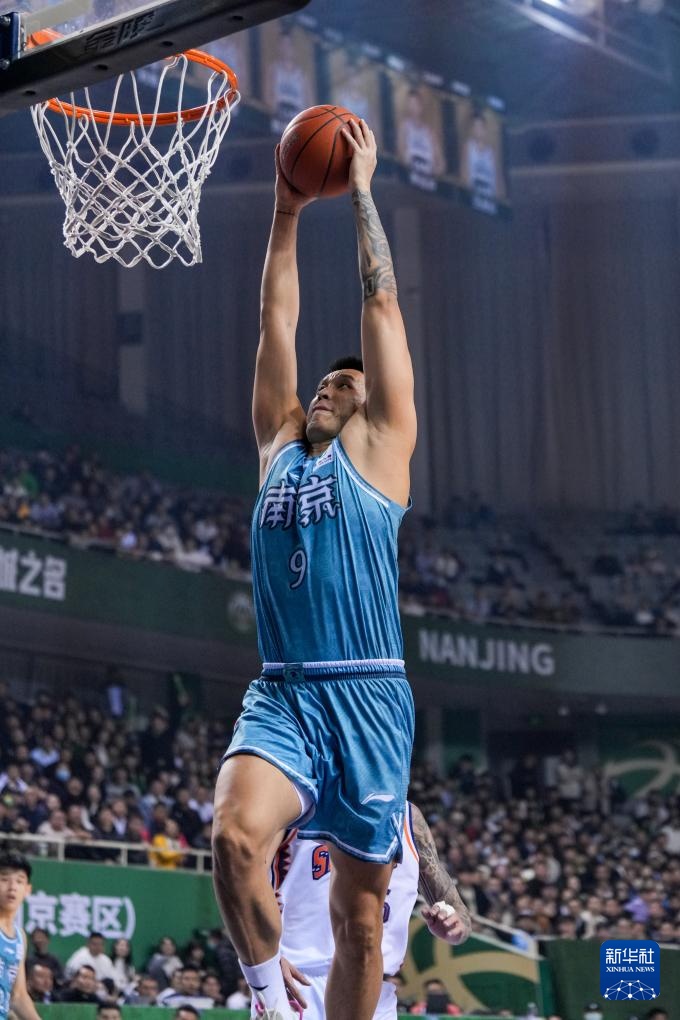 表现“两极分化”：回顾萨利巴上一次对阵拜仁的表现（萨利巴上次对阵拜仁表现回顾：起伏显著）