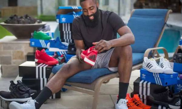 克雷莫内塞vs莱切：瓦尔迪、奥代罗首发，班达、法尔科内出战（克雷莫内塞vs莱切首发出炉：瓦尔迪、奥代罗先发，班达、法尔科内登场）