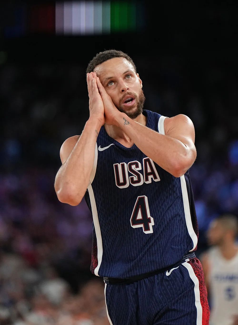 阿森纳在阿斯顿维拉的惊险失利使得争冠形势更加复杂（阿森纳客场险负阿斯顿维拉，冠军争夺战再添变数）