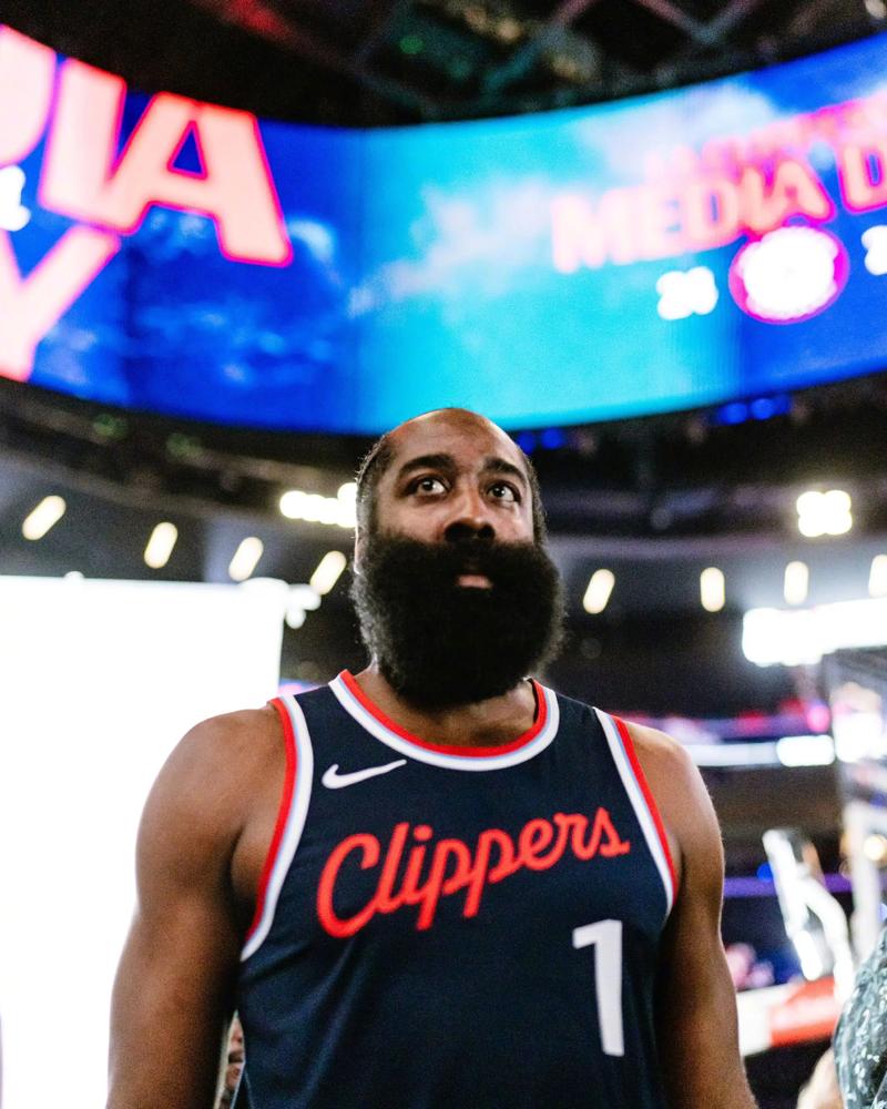 太阳报：麦克托米奈领意甲最佳球员奖，被女友透视着装抢风头（太阳报：麦克托米奈加冕意甲最佳，女友透视造型抢尽风头）